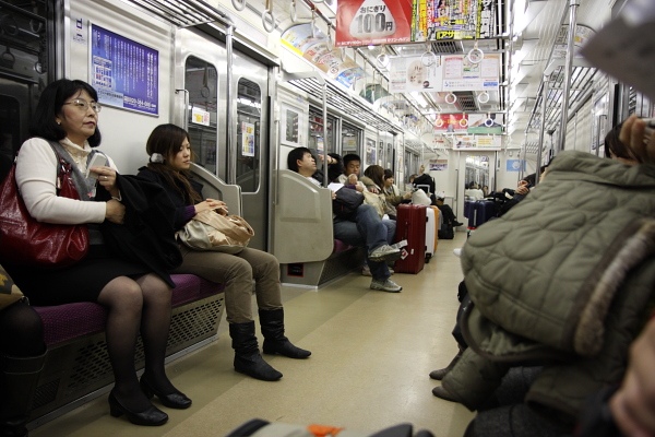 電車上的日本人 電車上的日本人,幾乎都穿深色系的服裝,我們兩個奇裝異服一看就知道是外國人