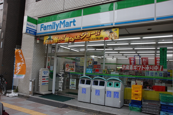 日本的全家便利商店 一出地鐵就看到熟悉的全家便利商店